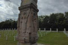 Detail-pamatniku-na-hrbitove